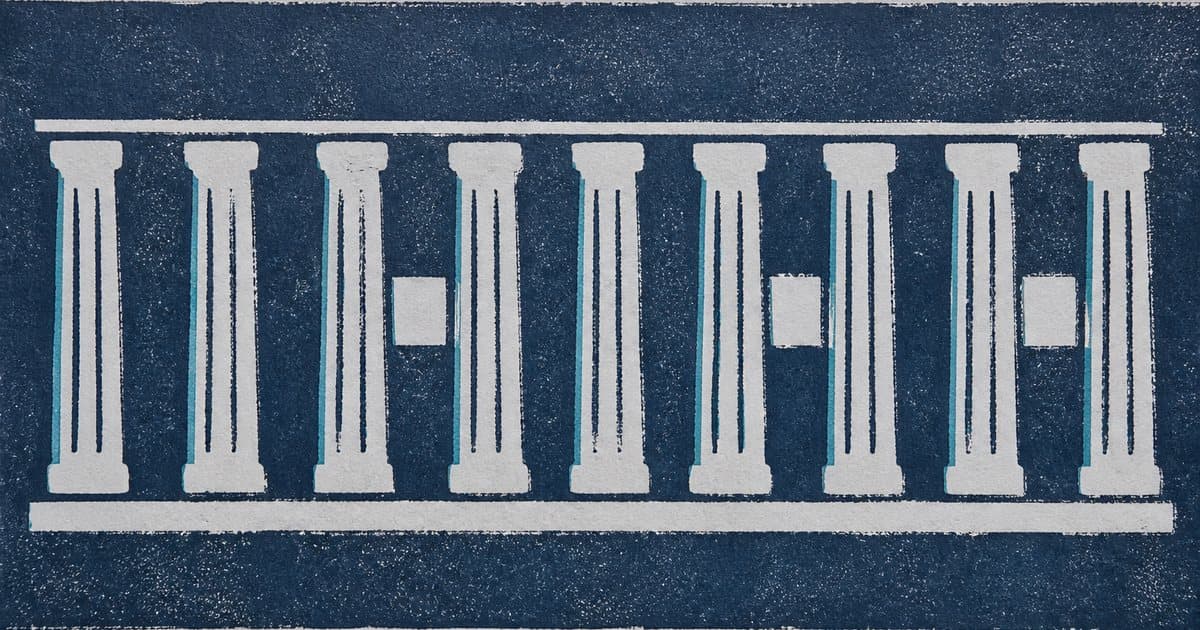 Uitgesneden donkerblauwe zuilenrij van een Europese beurs met vierkante openingen als getagde feiten in ESEF-rapportage.